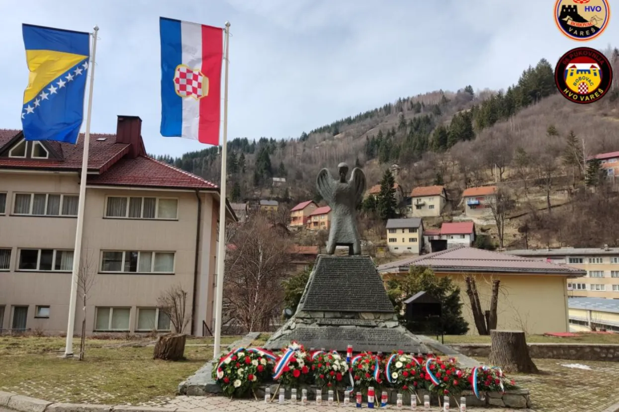 U Varešu skinuli zastave hrvatskog naroda u BiH i Vatikana, srušili jarbol