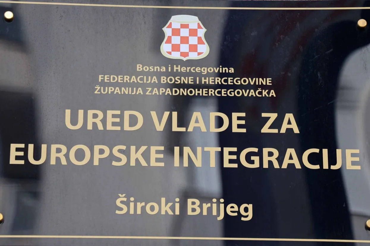 ŠIROKI BRIJEG, 11. veljače (FENA) - U protekle četiri godine Županija Zapadnohercegovačka (ŽZH) kroz specifične projekte iz fondova Europske unije (EU) povukla je oko pet-šest milijuna eura, a interes za programe prekogranične suradnje, ali i generalno za programe EU-a u porastu je na razini ove županije i cijele države, kazao je u razgovoru za Fenu ravnatelj Ureda Vlade ŽZH-a za europske integracije (EUI) Ivan Jurilj.(Foto FENA/Mario Obrdalj)