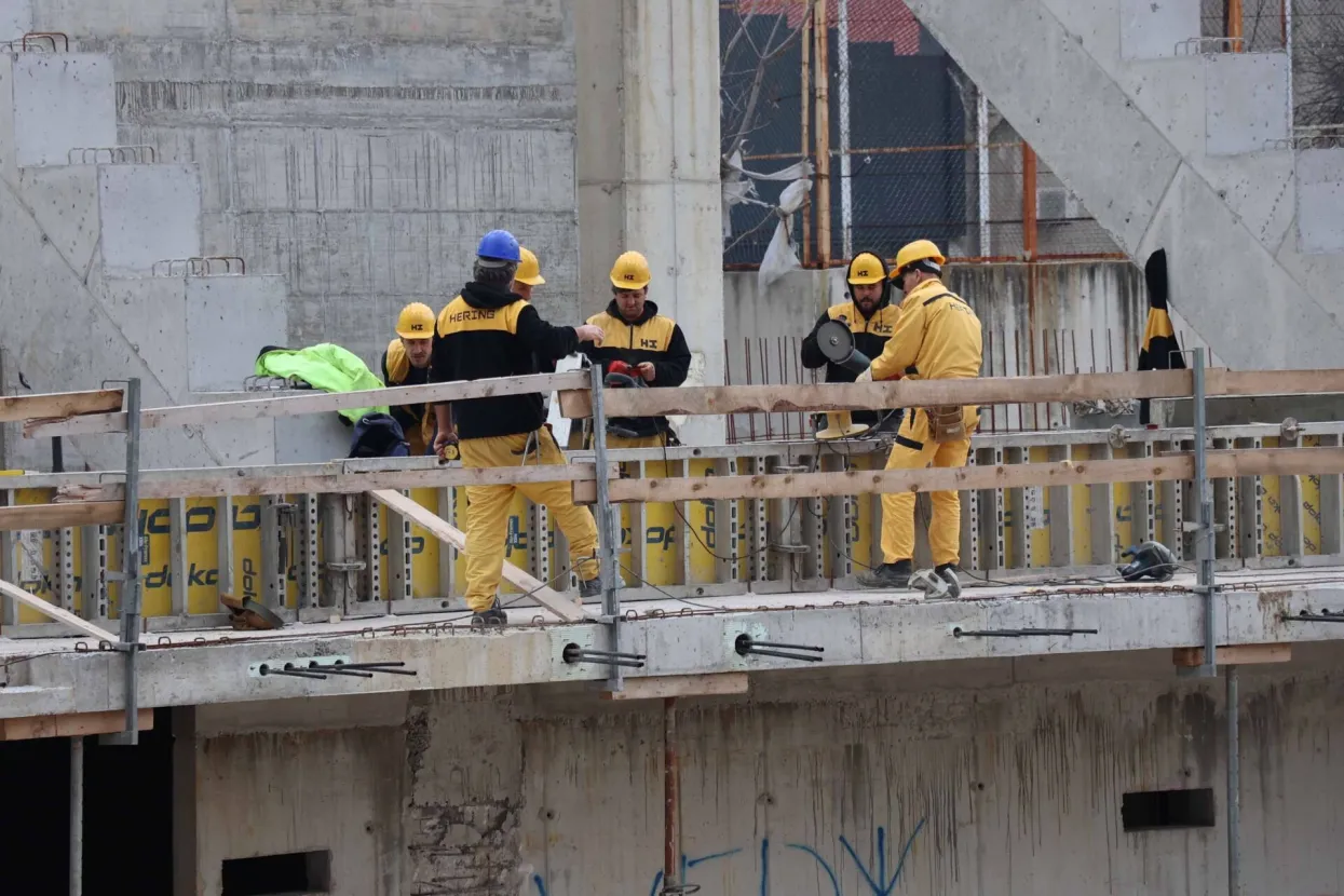 MOSTAR, 11. veljače (FENA) – Nastavak radova na izgradnje mostarske dvorane u punom je jeku, a trenutno se odvija faza izgradnje tribina, čime dvorana lagano poprima svoj izgled. Iako je završetak radova na ovoj fazi planiran u listopadu, radovi bi mogli biti gotovi već u lipnju ove godine.(Foto FENA/Mario Obrdalj)<br>