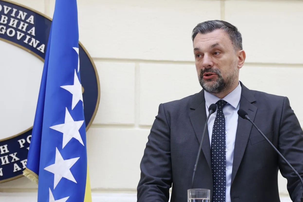 Ministar vanjskih poslova BiH Elmedin Konaković susreo se danas s ministricom vanjskih poslova Savezne Republike Njemačke Annalenom Baerbock koja boravi u zvaničnoj posjeti Bosni i Hercegovini. Prije zvaničnog sastanka u Ministarstvu, Konaković i Baerbock prošetali su Baščaršijom. Foto FENA/Harun Muminović