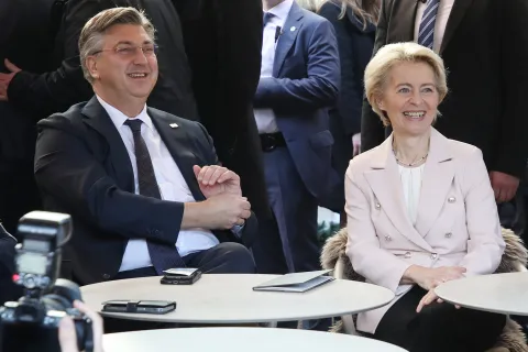 Zagreb, 01.01.2023. - Predsjednik Vlade Andrej Plenković i predsjednica Europske komisije Ursula von der Leyen na Trgu bana Jelačića. Na fotografiji Andrej Plenković, Ursula von der Leyen.