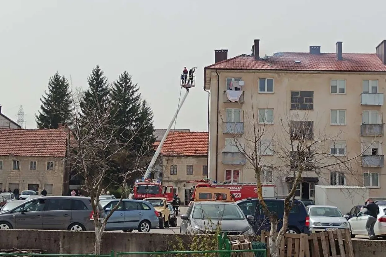 Ugašen požar na višekatnici u središtu Tomislavgrada 