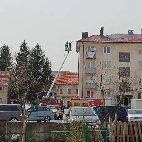 Ugašen požar na višekatnici u središtu Tomislavgrada 