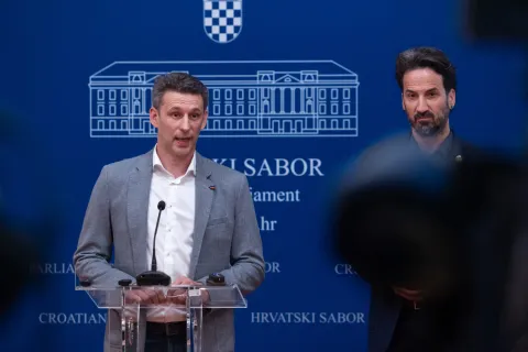 Zagreb, 15.09.2023. - Konferencija za novinare Kluba zastupnika Mosta s temom "Vladine mjere u sjeni nepotizma: Tko stvarno dobiva povlastice?".Na fotografiji Božo Petrov, Marin Miletić.