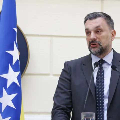 Ministar vanjskih poslova BiH Elmedin Konaković susreo se danas s ministricom vanjskih poslova Savezne Republike Njemačke Annalenom Baerbock koja boravi u zvaničnoj posjeti Bosni i Hercegovini. Prije zvaničnog sastanka u Ministarstvu, Konaković i Baerbock prošetali su Baščaršijom. Foto FENA/Harun Muminović