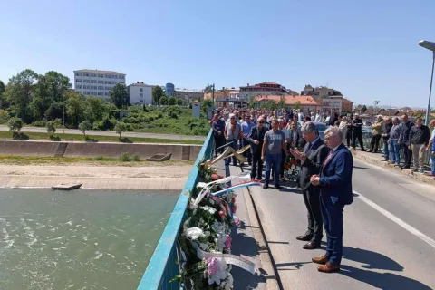 Polaganjem cvijeća na mostu preko rijeke Save obilježena 32. godišnjica stradanja civila