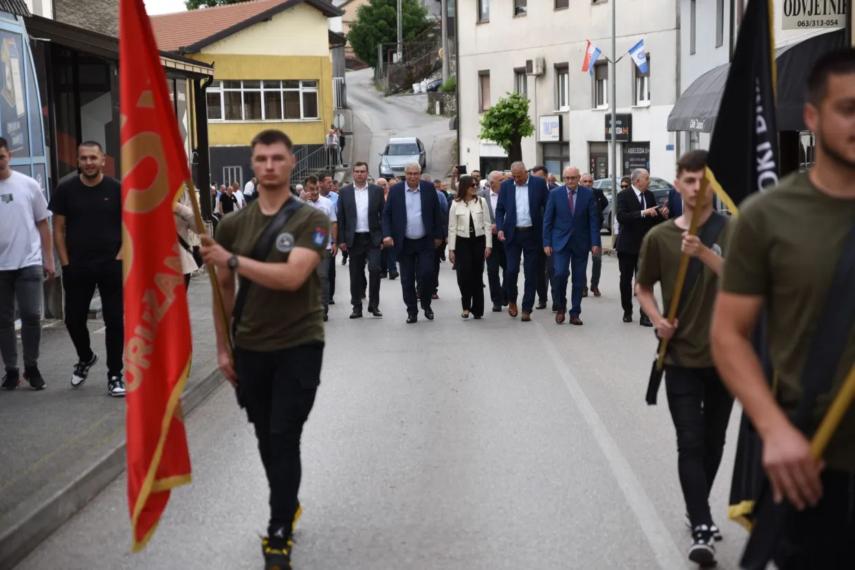 ŠIROKI BRIJEG, 7. svibnja (FENA) - Polaganjem vijenaca i paljenjem svijeća na Trgu širokobrijeških žrtava, te svečanim mimohodom s ratnim zastavama u utorak je u ovom gradu obilježen Dan širokobrijeških branitelja i 33. obljetnica zaustavljanja tenkova agresorske Jugoslavenske narodne armije (JNA). (Foto FENA/Denis Leko)