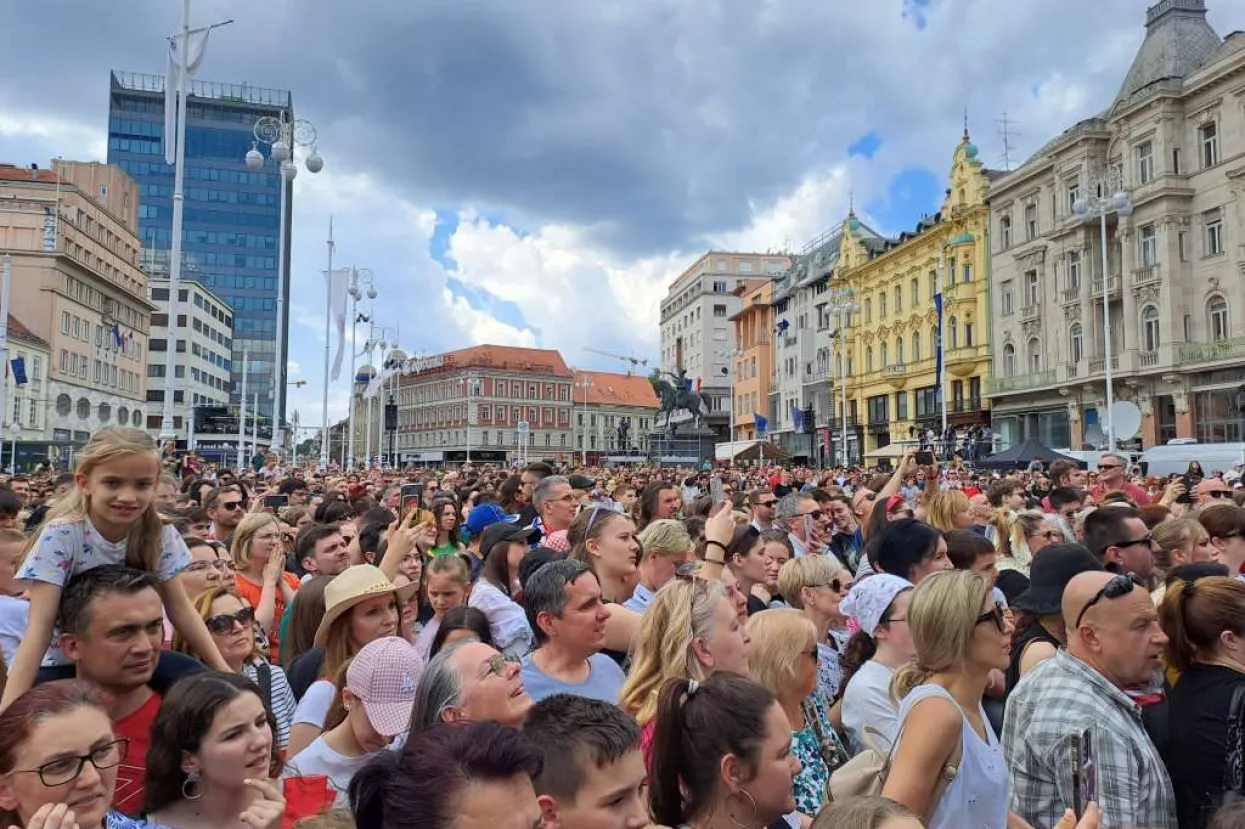 Baby Lasagna stigao na glavni zagrebački trg pred oduševljene obožavatelje 