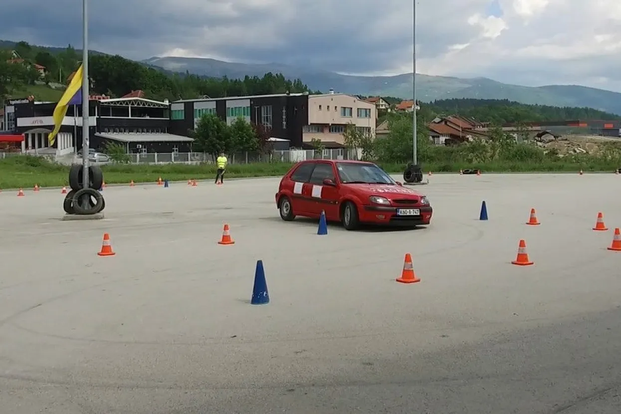 U Novom Travniku publika uživala u minijaturama vozača relija 