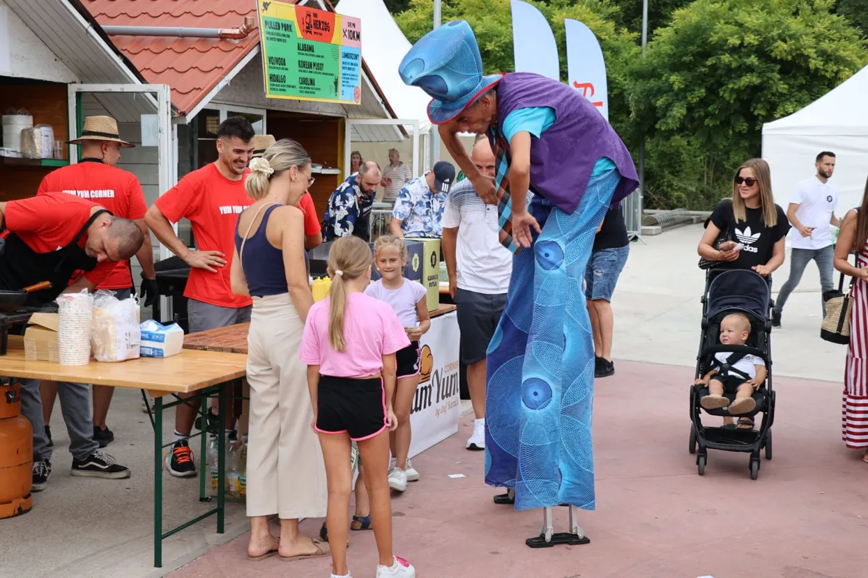 ŠIROKI BRIJEG, 21. srpnja (FENA) - Gurmani i ljubitelji dobre glazbe od večeras imaju priliku okusiti nešto drugačiju hranu i uživati u dobrim koncertima na Festivalskom trgu parka Sajmište u Širokom Brijegu gdje je počeo četvrti Street Food Festival. (Foto FENA/Branka Soldo)