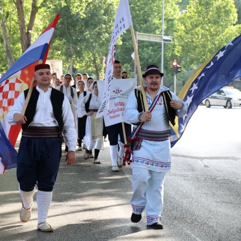 MOSTAR, 30. lipnja (FENA) – Državna smotra izvornog folklora Hrvata u BiH održana je u nedjelju u Mostaru, a posjetitelji su imali priliku uživati u raskoši izvornih nošnji, plesova, glazbe i običaja koje čuvaju hrvatska kulturno-umjetnička društva od Save do mora. (Foto FENA/Branka Soldo)