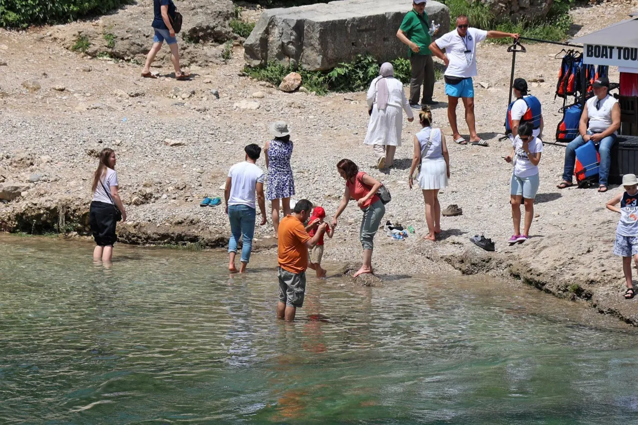 MOSTAR, 21. lipnja (FENA) - Prvi dan ljeta donio je u Mostar prvi ovogodišnji toplinski udar. Živa u termometru prešla je 30 podiok, a prema prognozama najviša dnevna temperatura iznosit će 35 stupnjeva Celzija.(Foto FENA/Mario Obrdalj)