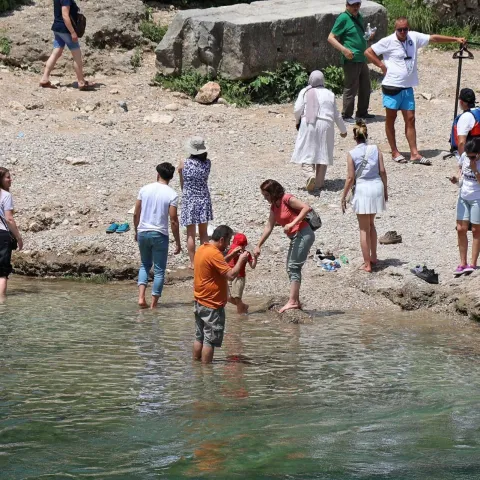 MOSTAR, 21. lipnja (FENA) - Prvi dan ljeta donio je u Mostar prvi ovogodišnji toplinski udar. Živa u termometru prešla je 30 podiok, a prema prognozama najviša dnevna temperatura iznosit će 35 stupnjeva Celzija.(Foto FENA/Mario Obrdalj)