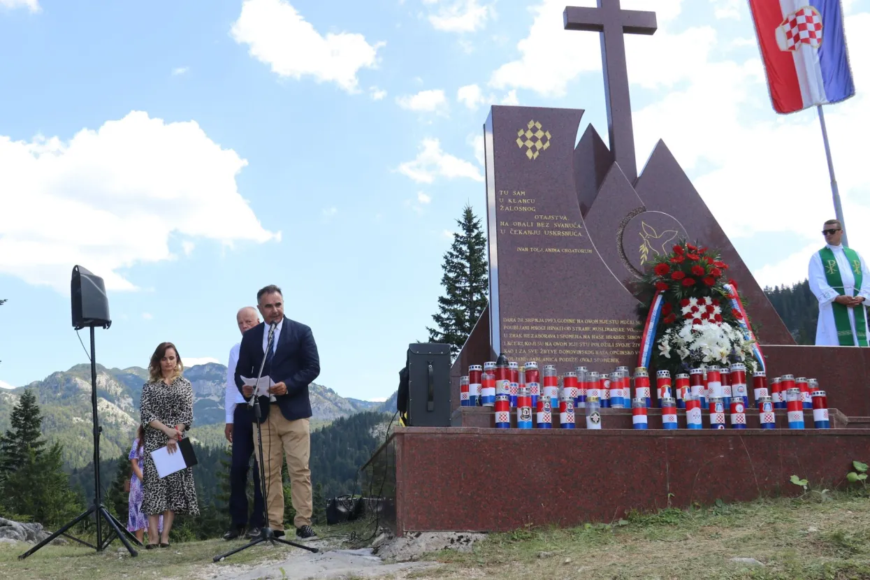 JABLANICA, 28. srpnja (FENA) – Na Stipića livadi iznad Doljana u općini Jablanica u nedjelju je obilježena 31. godišnjica stradanja 39 hrvatskih civila i branitelja. Brojna vojna i civilna izaslanstva položila su vijence i zapalila svijeće za sve stradale, nakon čega je služena misa u čast poginulima koju je predvodio provincijal Hercegovačke franjevačke provincije fra Jozo Grbeš.(Foto FENA/Branka Soldo)