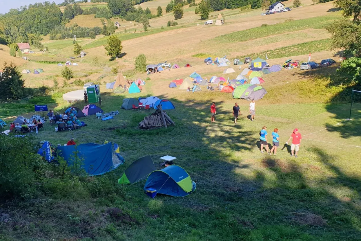 Nekoliko stotina planinara iz oko 120 udruga, članica Planinarskog saveza Federacije BiH, okupilo se u subotu na planini Pogorelica kod Fojnice, na godišnjem sletu planinara Federacije BiH.