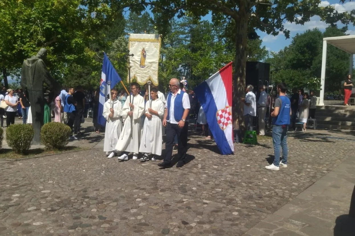 ŠIROKI BRIJEG/MEĐUGORJE, 15. kolovoza (FENA) - Katolici u BiH, ali i diljem svijeta, danas, 15. kolovoza, slave blagdan Velike Gospe, blagdan Uznesenja Blažene Djevice Marije, Isusove majke, na nebo, a tisuće vjernika, kako stranih tako i domaćih hodočaste na marijanska svetišta. 