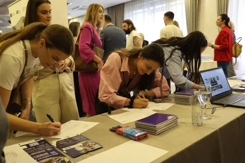 MOSTAR, 13. rujna (FENA) – Caritas BiH i Caritas Mostar s partnerima su organizirali početnu konferenciju projekta za zapošljavanje mladih ''Your Job'' kojeg podržavaju Europska unija i Švedska. (Foto FENA/Branka Soldo)