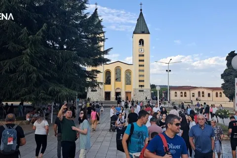  ŠIROKI BRIJEG/MEĐUGORJE, 15. kolovoza (FENA) - Katolici u BiH, ali i diljem svijeta, danas, 15. kolovoza, slave blagdan Velike Gospe, blagdan Uznesenja Blažene Djevice Marije, Isusove majke, na nebo, a tisuće vjernika, kako stranih tako i domaćih hodočaste na marijanska svetišta. 