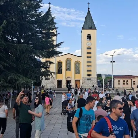  ŠIROKI BRIJEG/MEĐUGORJE, 15. kolovoza (FENA) - Katolici u BiH, ali i diljem svijeta, danas, 15. kolovoza, slave blagdan Velike Gospe, blagdan Uznesenja Blažene Djevice Marije, Isusove majke, na nebo, a tisuće vjernika, kako stranih tako i domaćih hodočaste na marijanska svetišta. 