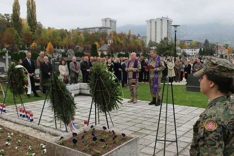 U Sarajevu položeni vijenci i upaljene svijeće u čast poginulim i nestalim braniteljima HVO-a