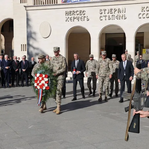 MOSTAR, 31. listopada (FENA) - Polaganjem vijenaca i paljenjem svijeća kod spomenika hrvatskim braniteljima ispred Hrvatskog doma hercega Stjepana Kosače u Mostaru je obilježen blagdan Svih svetih i Dušni dan. (Foto FENA/ES)