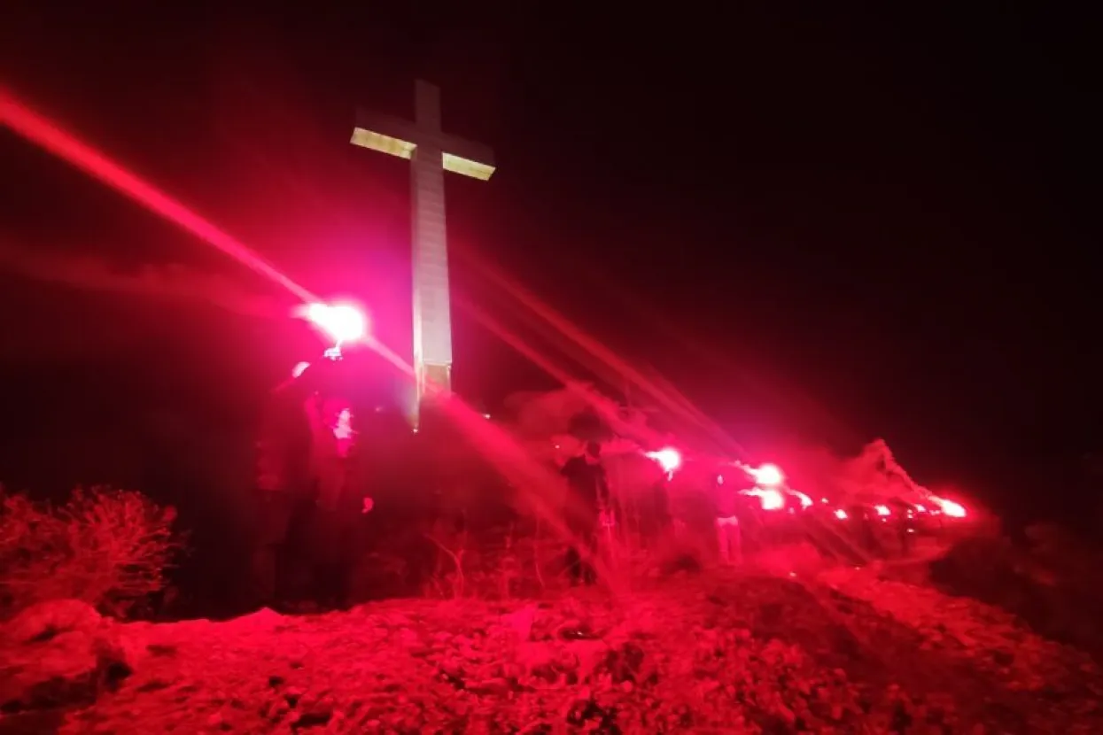 Na Humu ponad Mostara upaljene 33 baklje u počast žrtvi Vukovara i svim žrtvama Domovinskoga rata te u znak sjećanja na uspostavu HZ HB