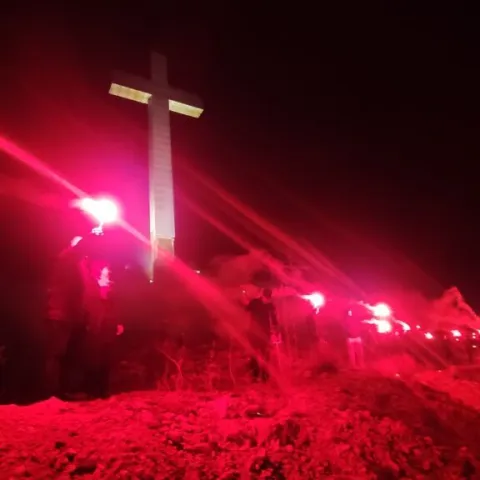 Na Humu ponad Mostara upaljene 33 baklje u počast žrtvi Vukovara i svim žrtvama Domovinskoga rata te u znak sjećanja na uspostavu HZ HB