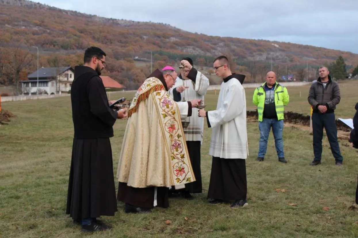 U Livnu se gradi križni put od betona i bronce