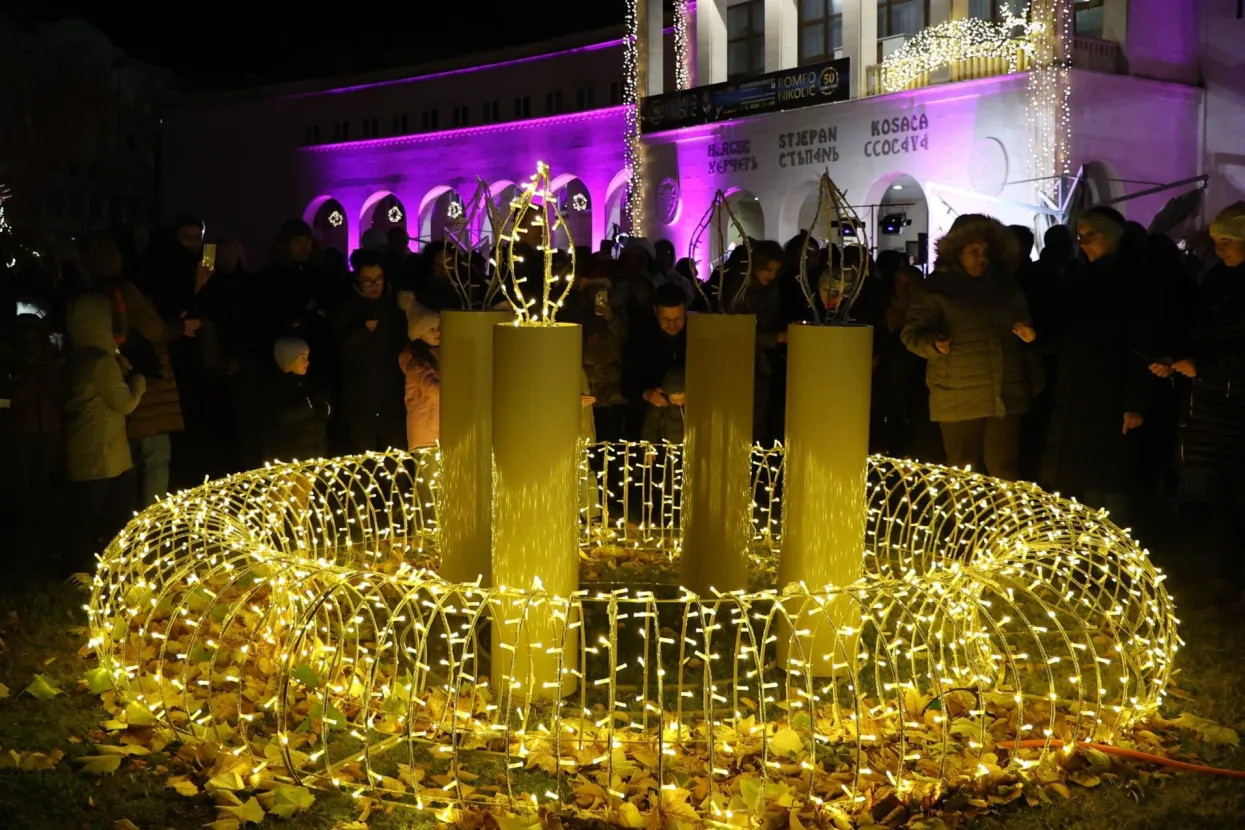 MOSTAR, 30. studenoga (FENA) - Svečano paljenje prve adventske svijeće u Mostaru(Foto FENA/Branka Soldo) 