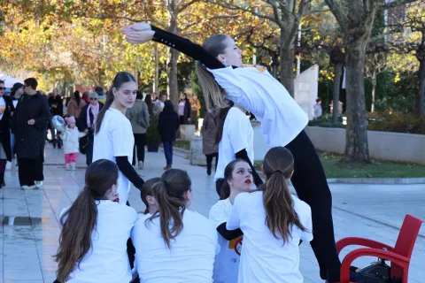 MOSTAR, 7. prosinca (FENA) - Na Španjolskom trgu u Mostaru upriličen je performans pod nazivom "Plesom protiv ovisnosti o igrama na sreću i kocki".(Foto FENA/Branka Soldo)