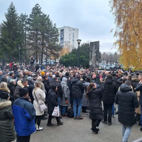 Stanivuković prosvjeduje ispred zgrade NSRS