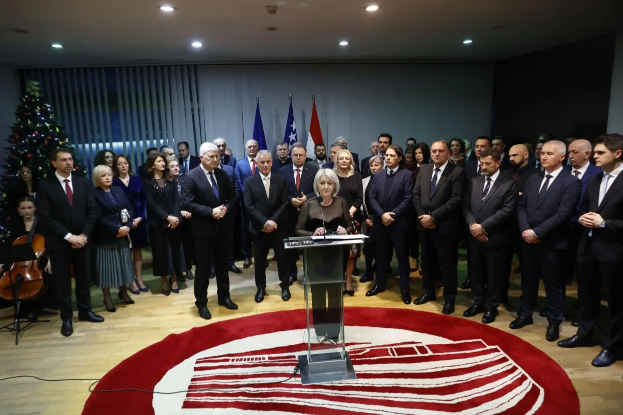 SARAJEVO, 19. decembra (FENA) - Predsjedavajuća Vijeća ministara Bosne i Hercegovine Borjana Krišto priredila je večeras u zgradi institucija BiH tradicionalni svečani božićni prijem.(Foto FENA/Almir Razić)