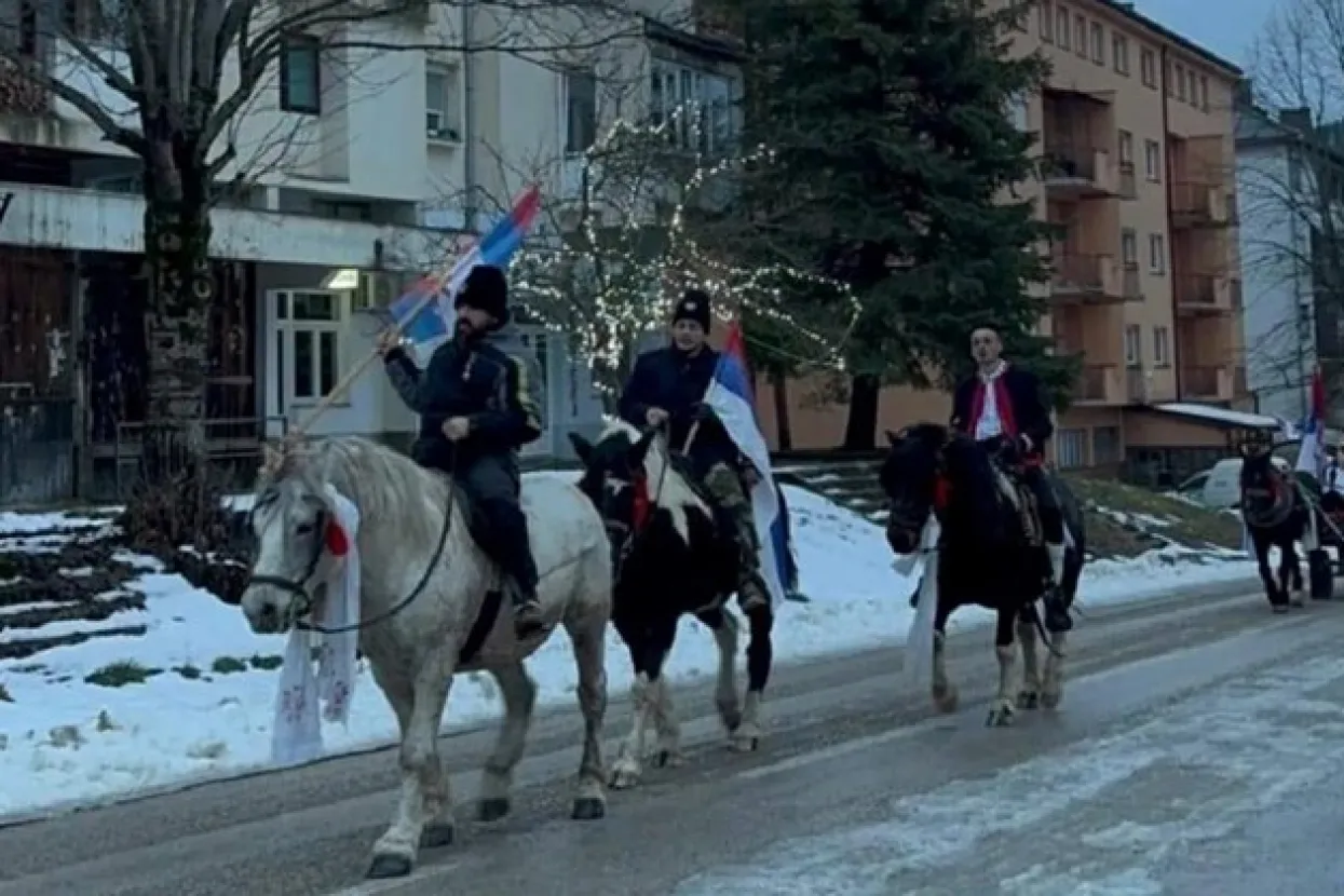 Srbi u Bosanskom Grahovu slavili Božić uz kokarde i zastave s mrtvačkim glavama